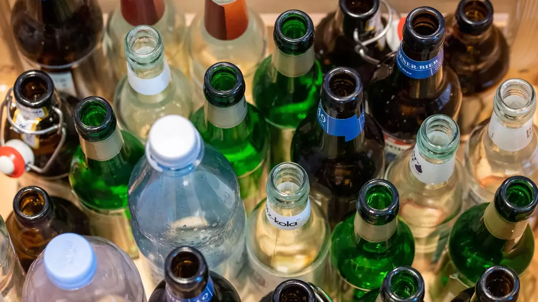 Sein Pfandflaschen-Geld spendete ein Obdachloser an ein Frauenhilfswerk. (Symbolbild)  - Bild: Lino Mirgeler/dpa