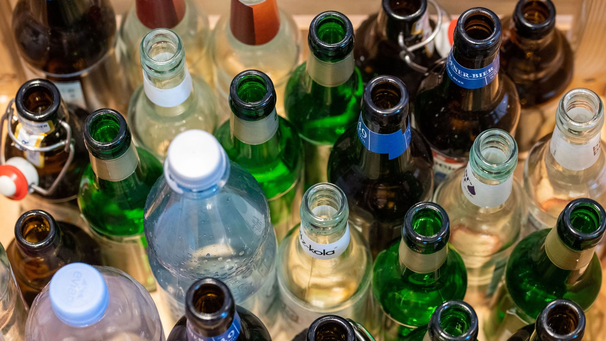 Pfand für Flaschen und Gläser muss in der Werbung getrennt vom Preis des Produktes angegeben werden. - Foto: Lino Mirgeler/dpa