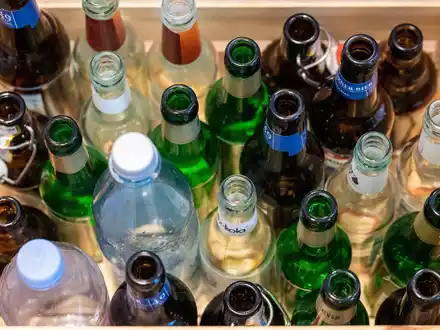 Pfand für Flaschen und Gläser muss in der Werbung getrennt vom Preis des Produktes angegeben werden. - Foto: Lino Mirgeler/dpa