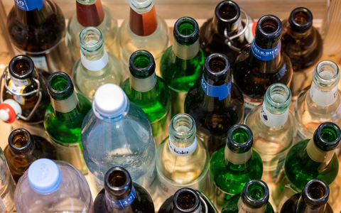 Pfand für Flaschen und Gläser muss in der Werbung getrennt vom Preis des Produktes angegeben werden. - Foto: Lino Mirgeler/dpa