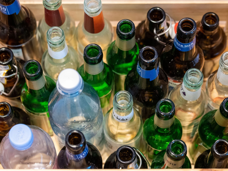 Pfand für Flaschen und Gläser muss in der Werbung getrennt vom Preis des Produktes angegeben werden. - Foto: Lino Mirgeler/dpa