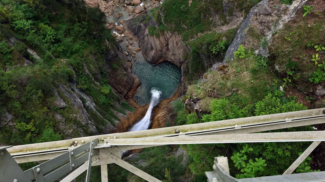 Der Überfall auf die beiden Amerikanerinnen ereignete sich nahe der Marienbrücke über die Pöllatschlucht - ein gut besuchter Aussichtspunkt bei Neuschwanstein. - Bild: Karl-Josef Hildenbrand/dpa