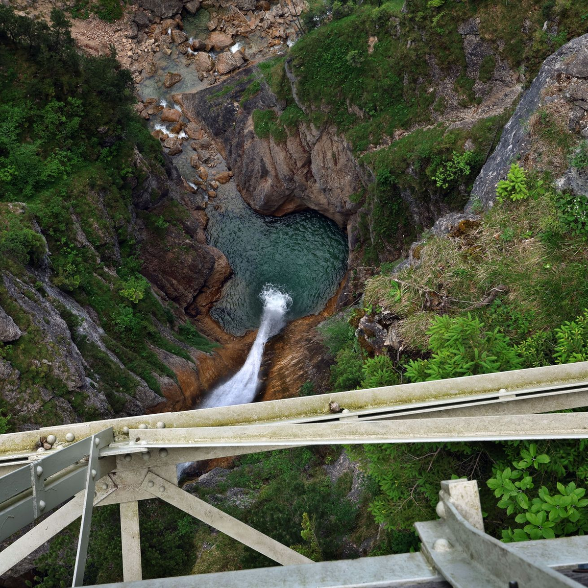 Der Überfall auf die beiden Amerikanerinnen ereignete sich nahe der Marienbrücke über die Pöllatschlucht - ein gut besuchter Aussichtspunkt bei Neuschwanstein. - Foto: Karl-Josef Hildenbrand/dpa