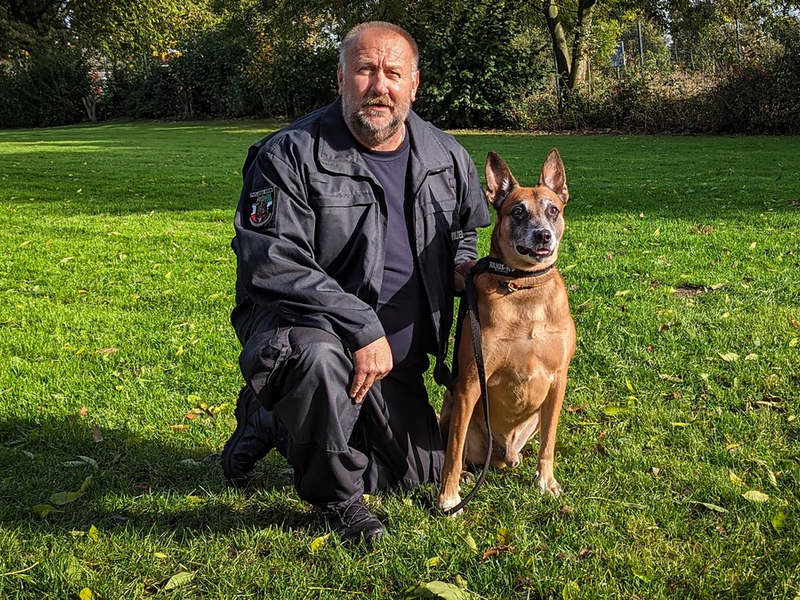 POL-BO: Gemeinsamer Ruhestand: Diensthundführer Frank Karkowski und Polizeihund Günni gehen in Pension - Foto: presseportal.de