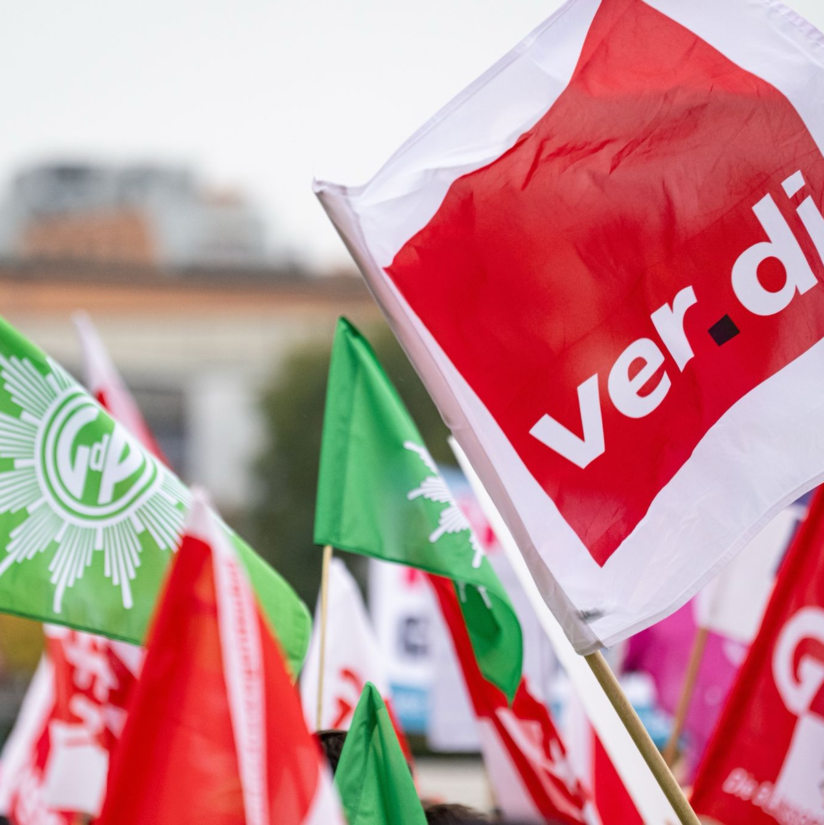 Die Tarifverhandlungen für den öffentlichen Dienst werden von Demonstrationen auf dem Scharounplatz in Berlin begleitet. - Foto: Fabian Sommer/dpa