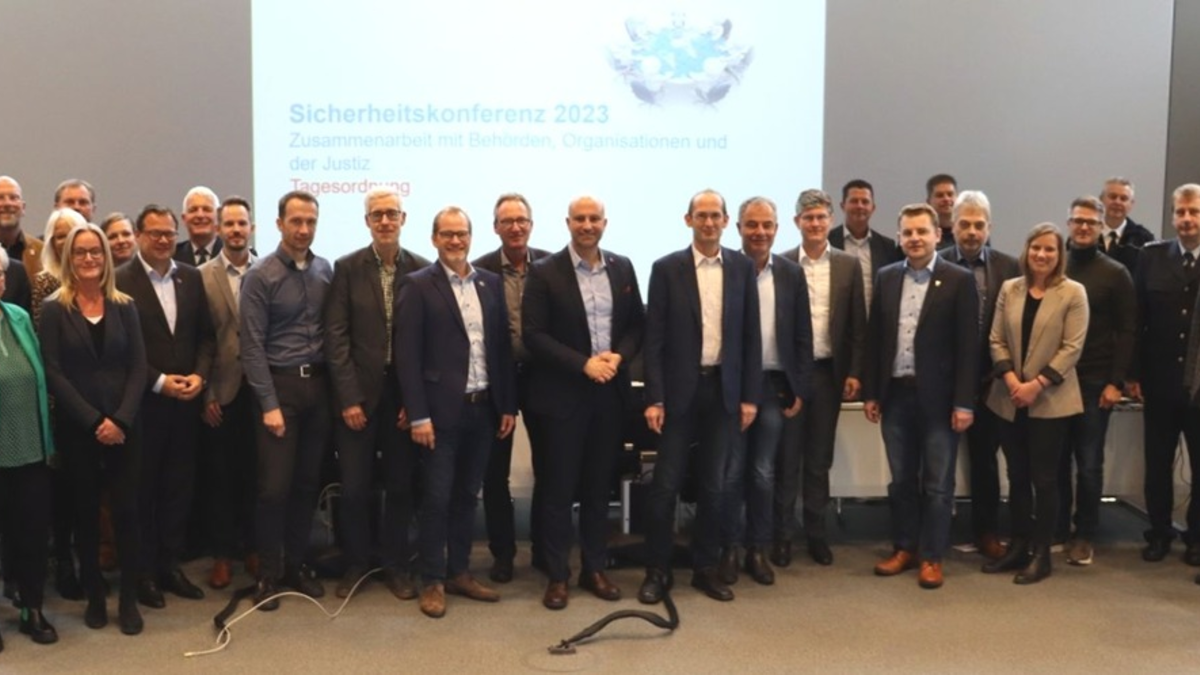 POL-MI: Vertreterinnen und Vertreter von Behörden und Institutionen, die mit Sicherheitsaufgaben betraut sind, trafen sich zur vierten Sicherheitskonferenz - Foto: presseportal.de