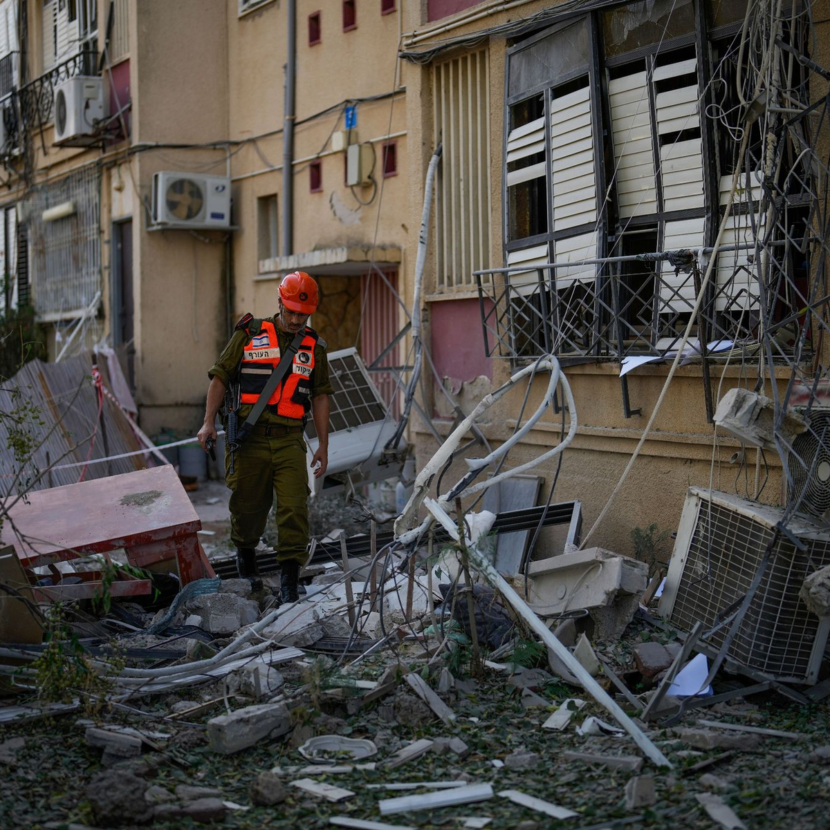 Ein israelischer Soldat inspiziert ein beschädigtes Wohnhaus in Rishon Lezion, nachdem dieses von einer Rakete aus dem Gazastreifen getroffen wurde. - Foto: Francisco Seco/AP