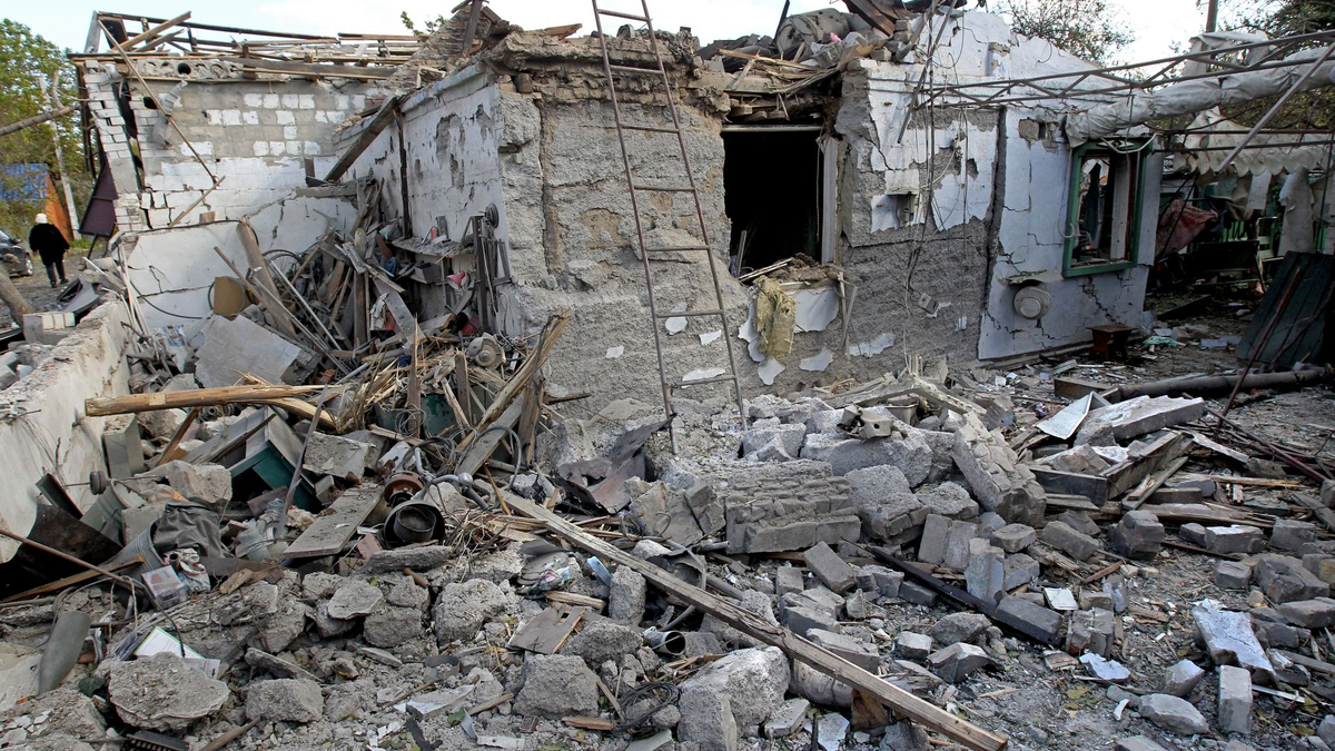 Ein Haus in Obuchiwka in der Zentralukraine wurde bei einem russischen Raketenangriff zerstört. - Foto: --/Ukrinform/dpa