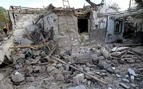Ein Haus in Obuchiwka in der Zentralukraine wurde bei einem russischen Raketenangriff zerstört. - Foto: --/Ukrinform/dpa