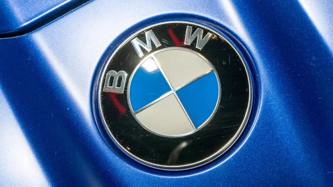 Das BMW-Logo: Der Autobauer aus Bayern hat ein Kompetenzzentrum zur Batteriezellenfertigung aufgebaut. - Bild: Peter Kneffel/dpa