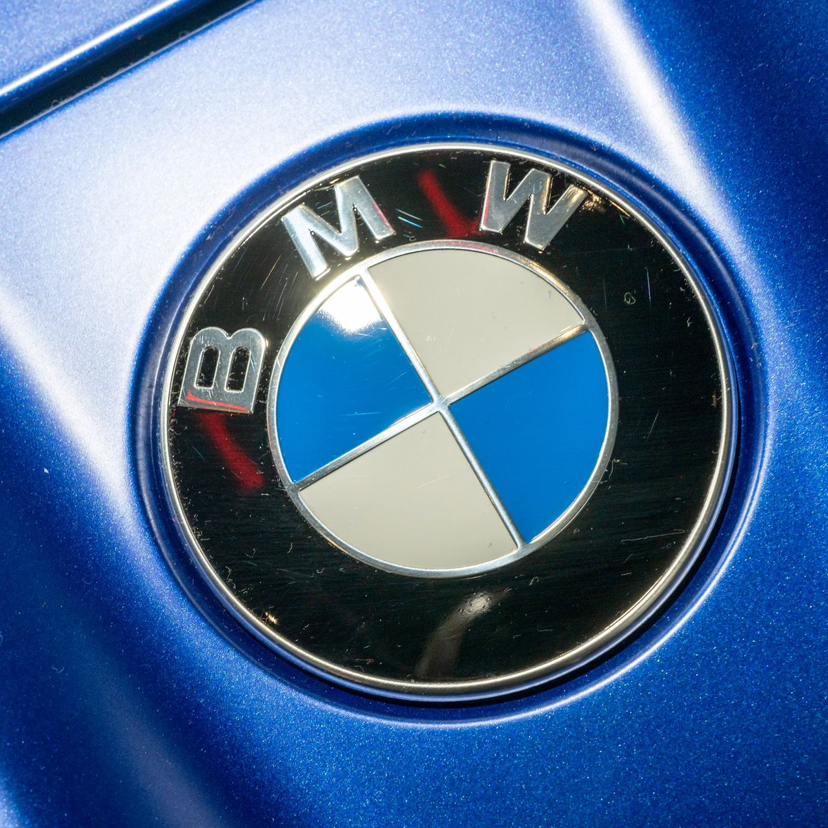 Das BMW-Logo: Der Autobauer aus Bayern hat ein Kompetenzzentrum zur Batteriezellenfertigung aufgebaut. - Foto: Peter Kneffel/dpa