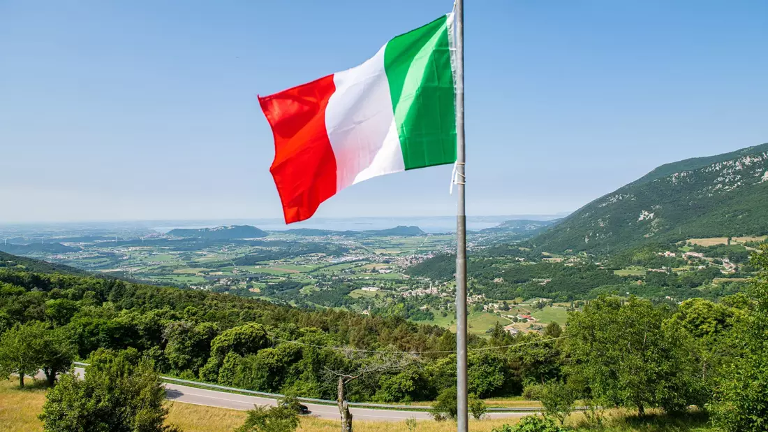 Italien ist bekannt für malerische Landschaften, gutes Essen - und auch für seine «Bamboccioni»: Erwachsene, die das Elternhaus partout nicht verlassen wollen. (Symbolbild) - Bild: Daniel Reinhardt/dpa