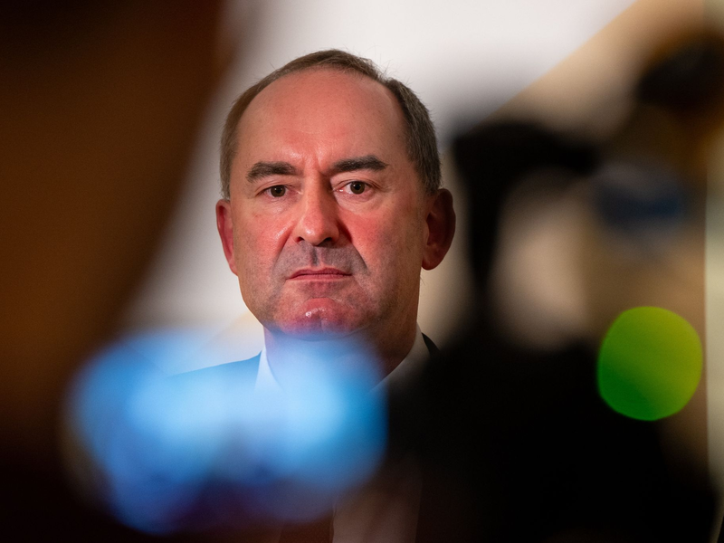 Auf einen ehemaligen Lehrer von Hubert Aiwanger könnte Ärger zukommen. - Foto: Lennart Preiss/dpa