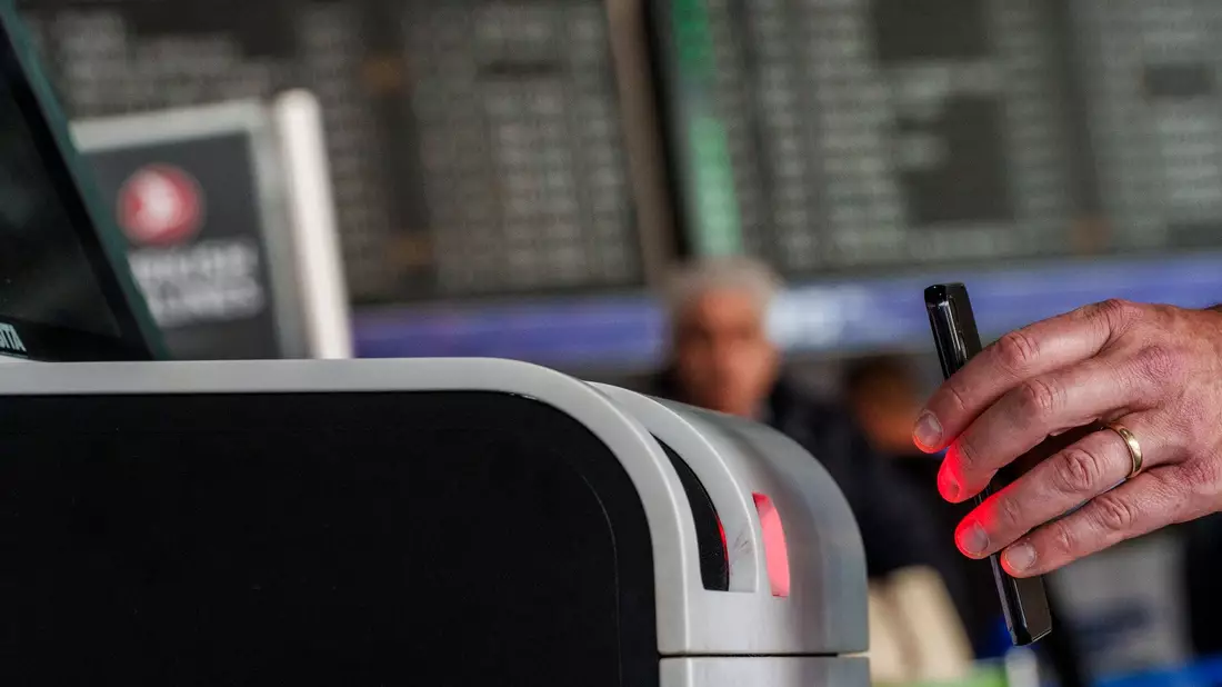 Ein QR-Code mit Reisedaten wird vom Scanner des Check-in-Automaten gelesen. - Bild: Andreas Arnold/dpa