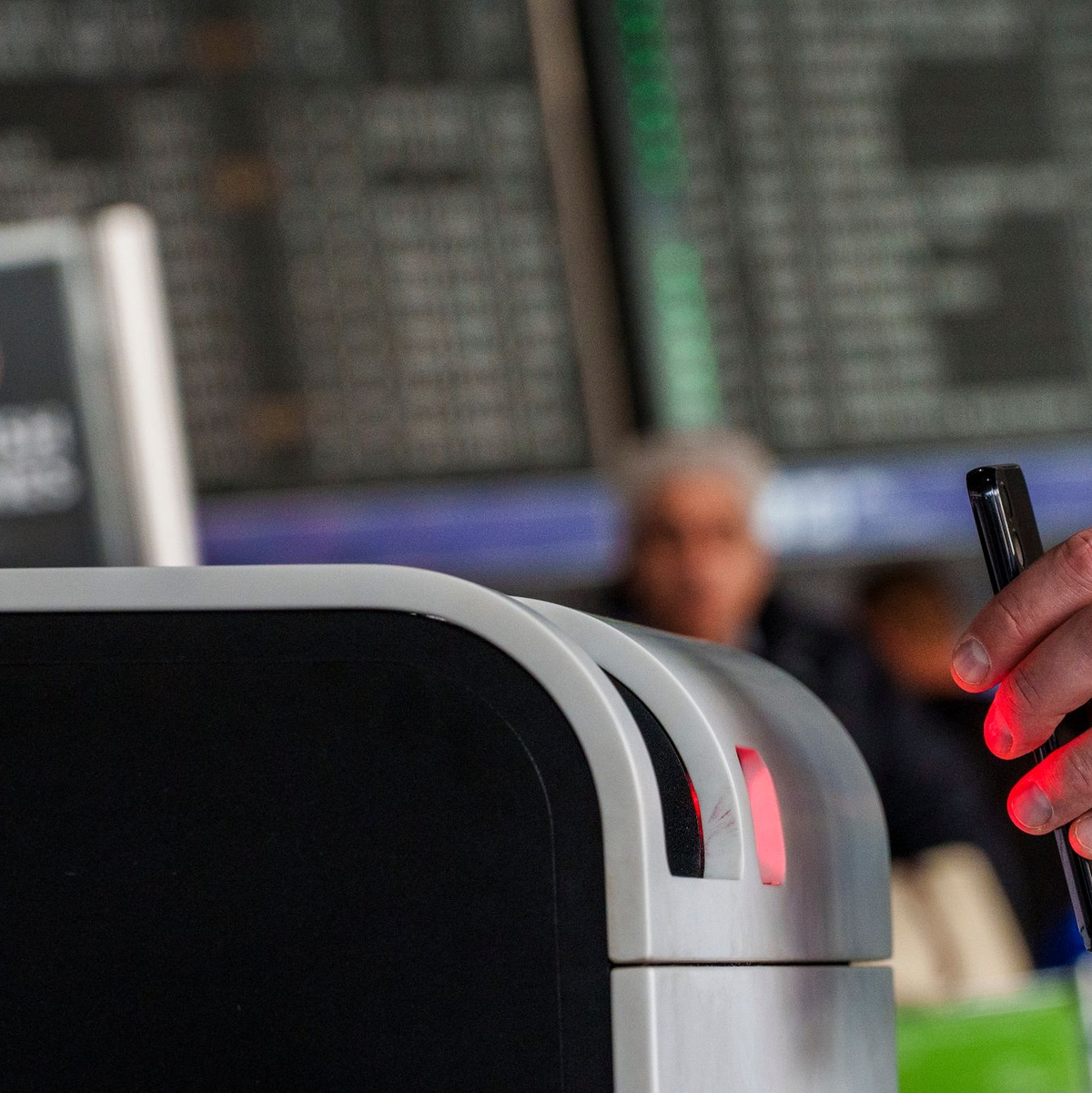 Ein QR-Code mit Reisedaten wird vom Scanner des Check-in-Automaten gelesen. - Foto: Andreas Arnold/dpa