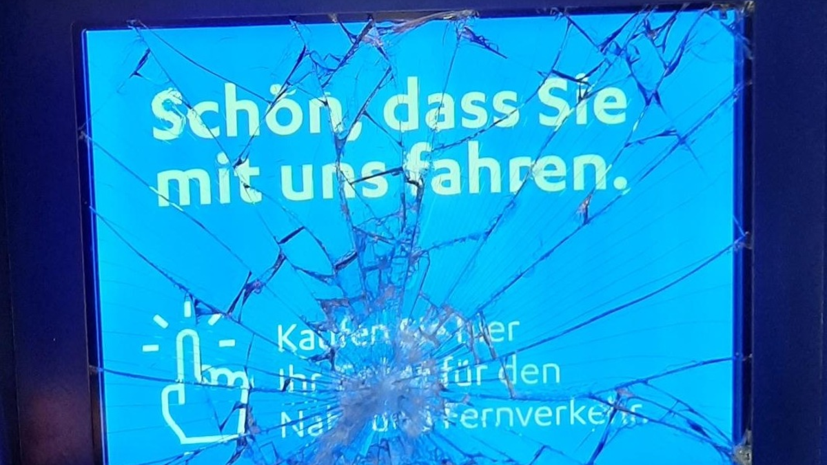 BPOL-HB: Zugbegleiterin verletzt und Fahrausweisautomat in Bremerhaven-Lehe beschädigt - Foto: presseportal.de