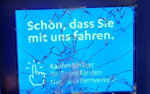 BPOL-HB: Zugbegleiterin verletzt und Fahrausweisautomat in Bremerhaven-Lehe beschädigt - Foto: presseportal.de