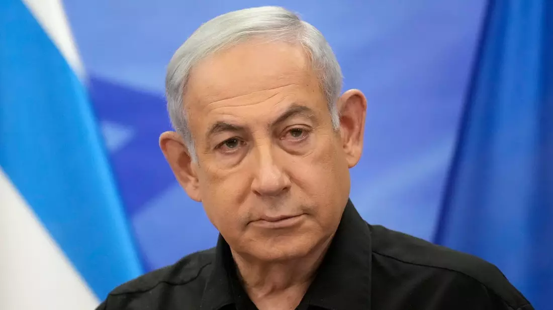 Israels Ministerpräsident Benjamin Netanjahu will nach dem Angriff der Hamas bisher öffentlich keine Fehler eingestehen. - Bild: Christophe Ena/AP Pool/dpa