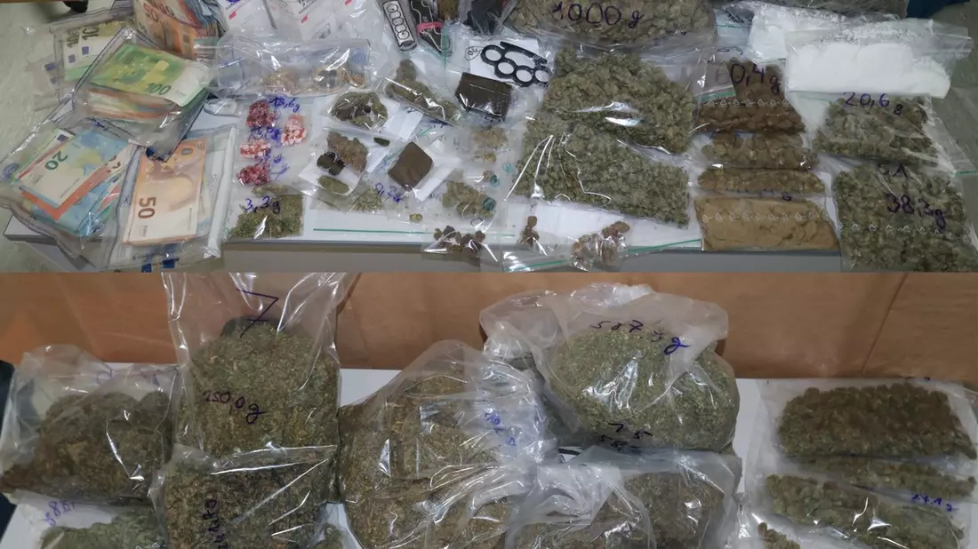 POL-DA: Bensheim/Bürstadt/Einhausen: Polizei beschlagnahmt mehrere Kilogramm Drogen, Handys und Bargeld / Neun Tatverdächtige vorläufig festgenommen - Bild: presseportal.de