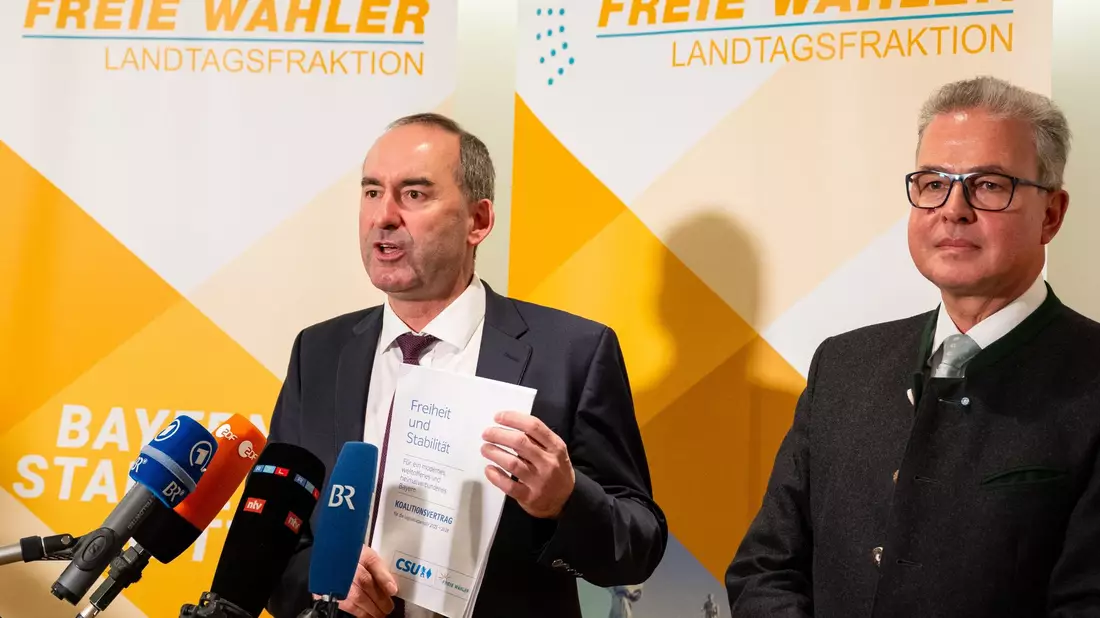 Freie Wähler-Chef Hubert Aiwanger (l) und Florian Streibl, Fraktionsvorsitzender der Freien Wähler im Bayerischen Landtag, präsentieren den Koalitionsvertrag mit der CSU. - Bild: Lennart Preiss/dpa