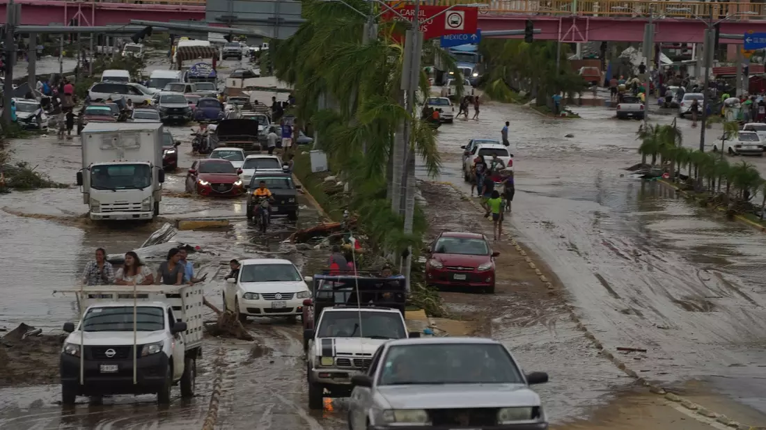 Eine Straße in Acapulco, Mexiko, ist als Folge des Hurrikans «Otis» überschwemmt worden. - Bild: Marco Ugarte/AP