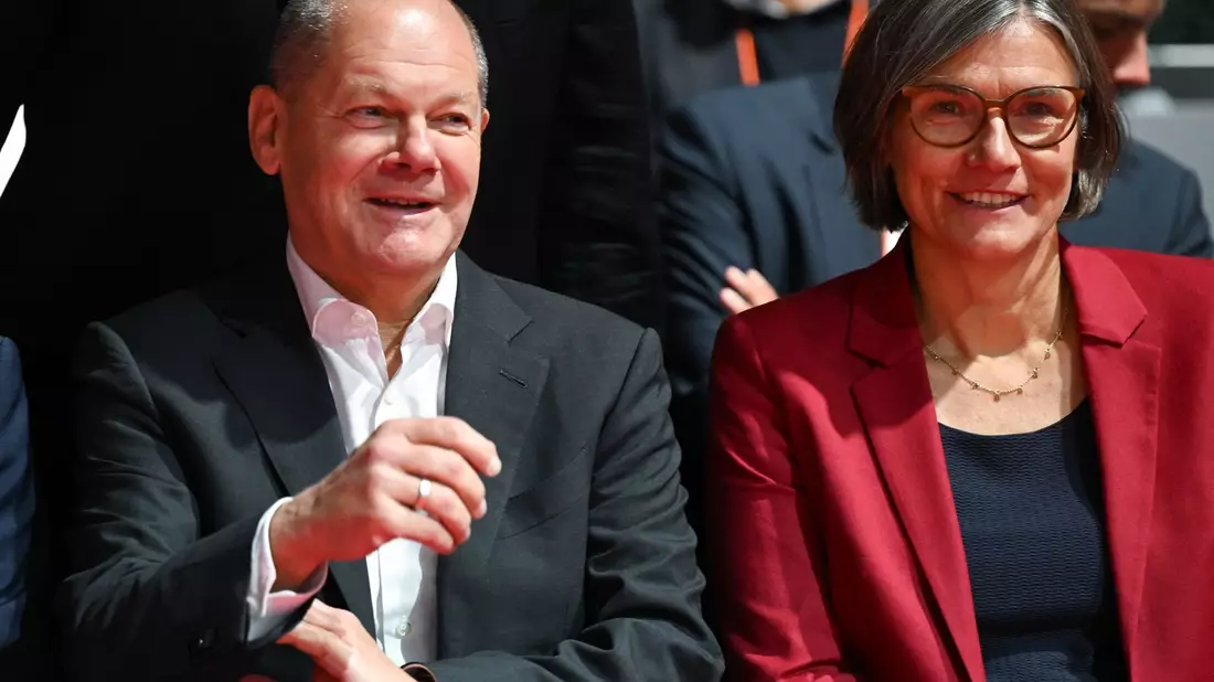 Christiane Benner, neue Erste Vorsitzende der IG Metall, und Bundeskanzler Olaf Scholz (SPD)  auf dem Gewerkschaftstag der Industriegewerkschaft in Frankfurt/Main. - Bild: Arne Dedert/dpa