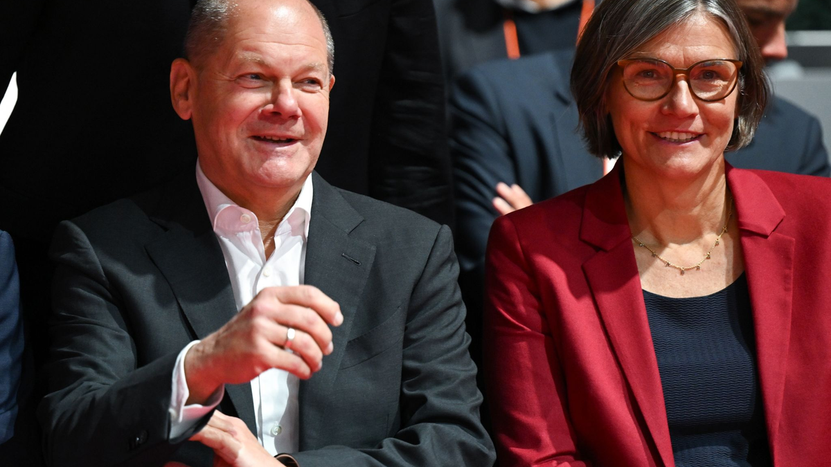 Christiane Benner, neue Erste Vorsitzende der IG Metall, und Bundeskanzler Olaf Scholz (SPD)  auf dem Gewerkschaftstag der Industriegewerkschaft in Frankfurt/Main. - Foto: Arne Dedert/dpa