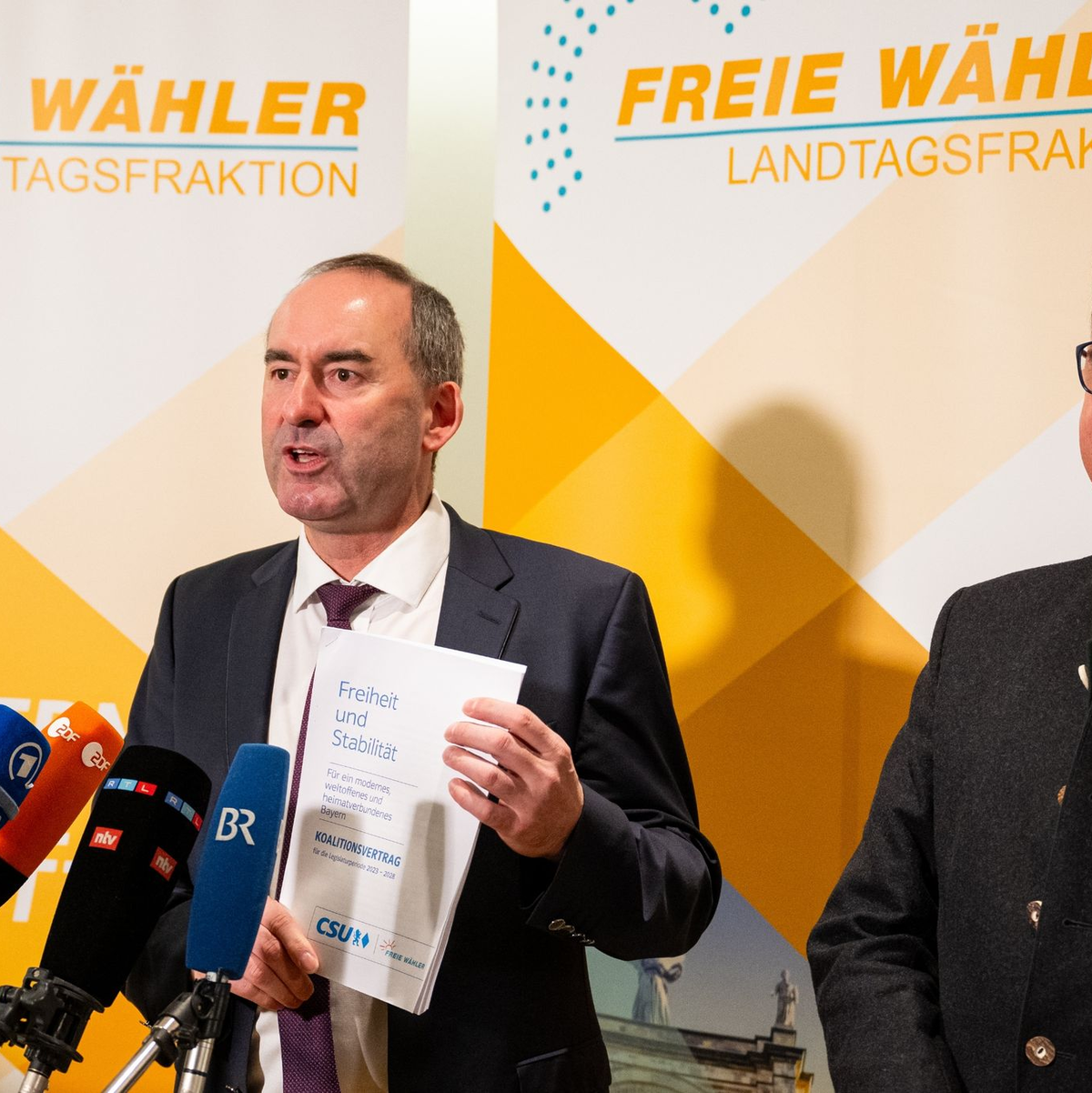 Freie Wähler-Chef Hubert Aiwanger (l) und Florian Streibl, Fraktionsvorsitzender der Freien Wähler im Bayerischen Landtag, präsentieren den Koalitionsvertrag mit der CSU. - Foto: Lennart Preiss/dpa