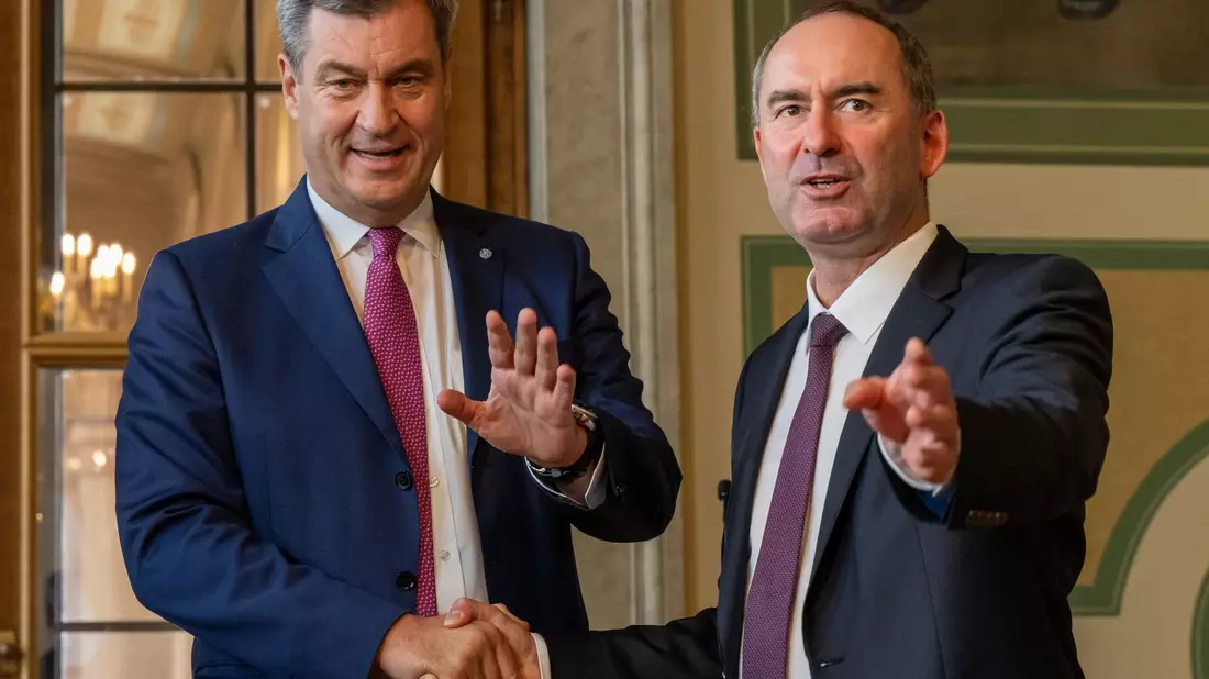 Hand in Hand: Markus Söder und Hubert Aiwanger besiegeln ihre weitere Zusammenarbeit. - Bild: Peter Kneffel/dpa