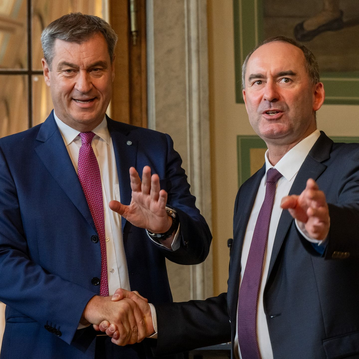 Hand in Hand: Markus Söder und Hubert Aiwanger besiegeln ihre weitere Zusammenarbeit. - Foto: Peter Kneffel/dpa
