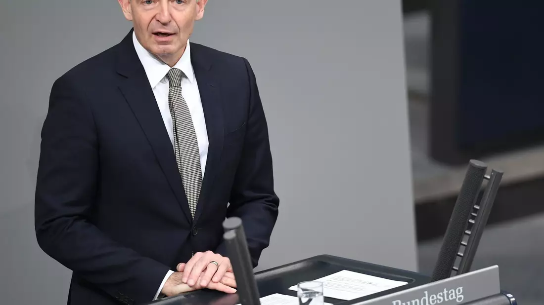 Volker Wissing (FDP), Bundesminister für Verkehr und Digitales, spricht im Plenum des Deutschen Bundestages. - Bild: Serhat Kocak/dpa