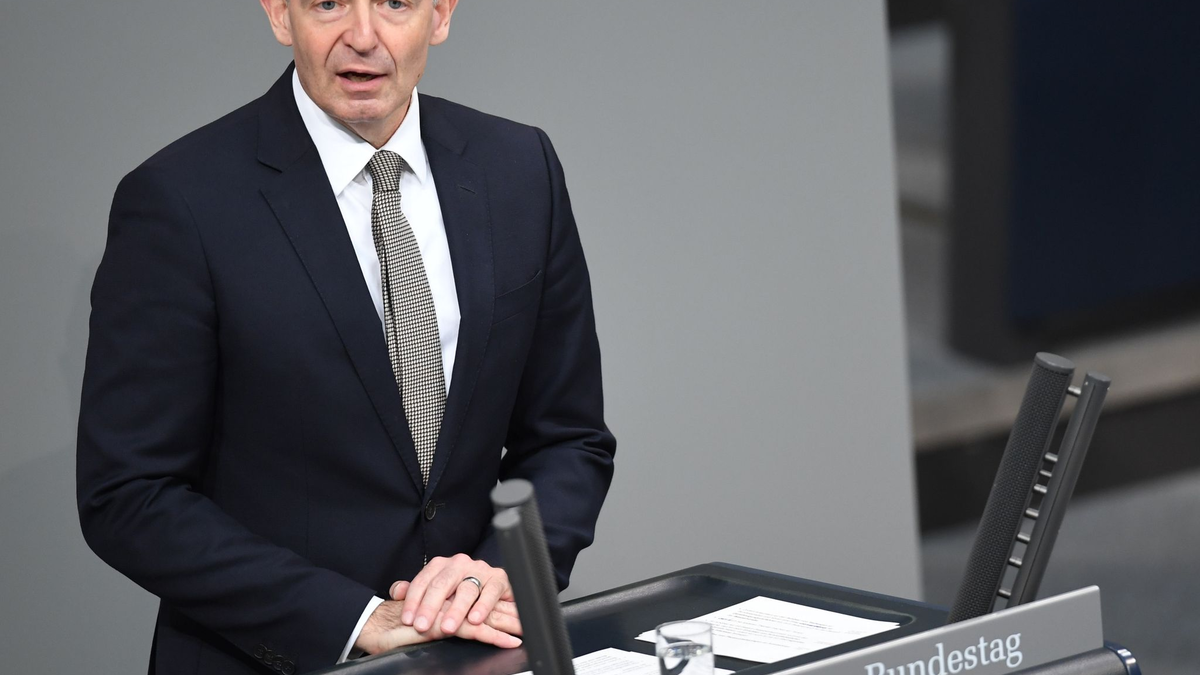 Volker Wissing (FDP), Bundesminister für Verkehr und Digitales, spricht im Plenum des Deutschen Bundestages. - Foto: Serhat Kocak/dpa
