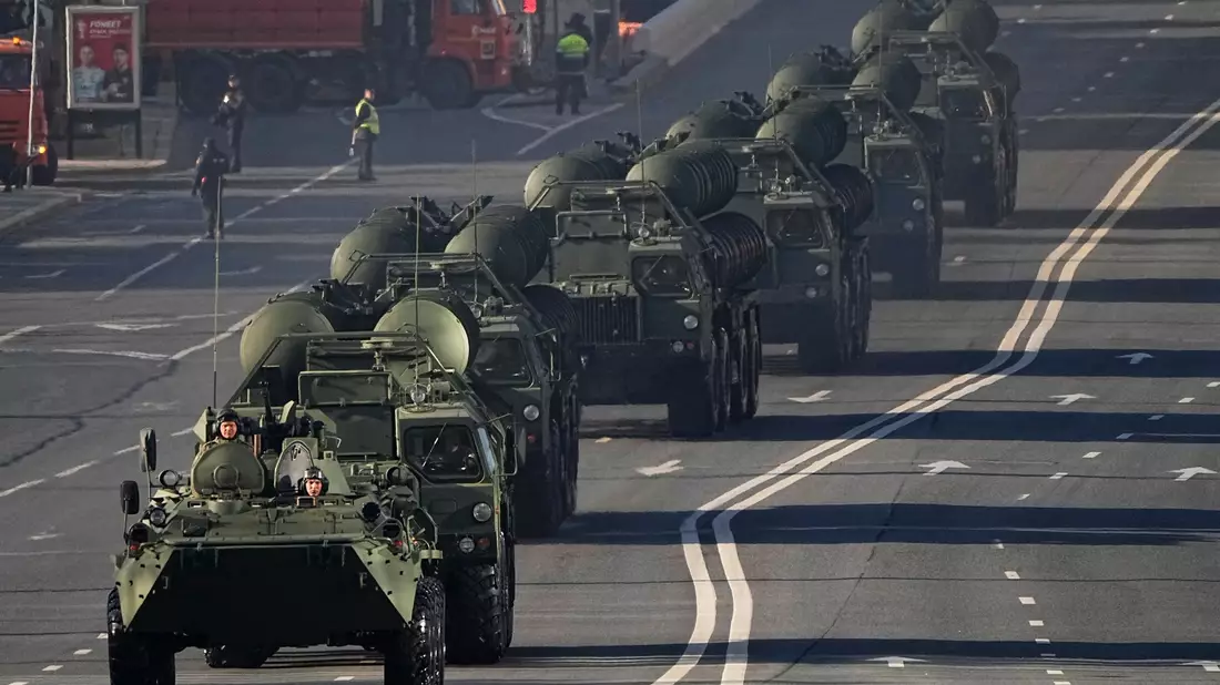 Militärparade zum Tag des Sieges in Moskau. - Bild: Alexander Zemlianichenko/AP/dpa