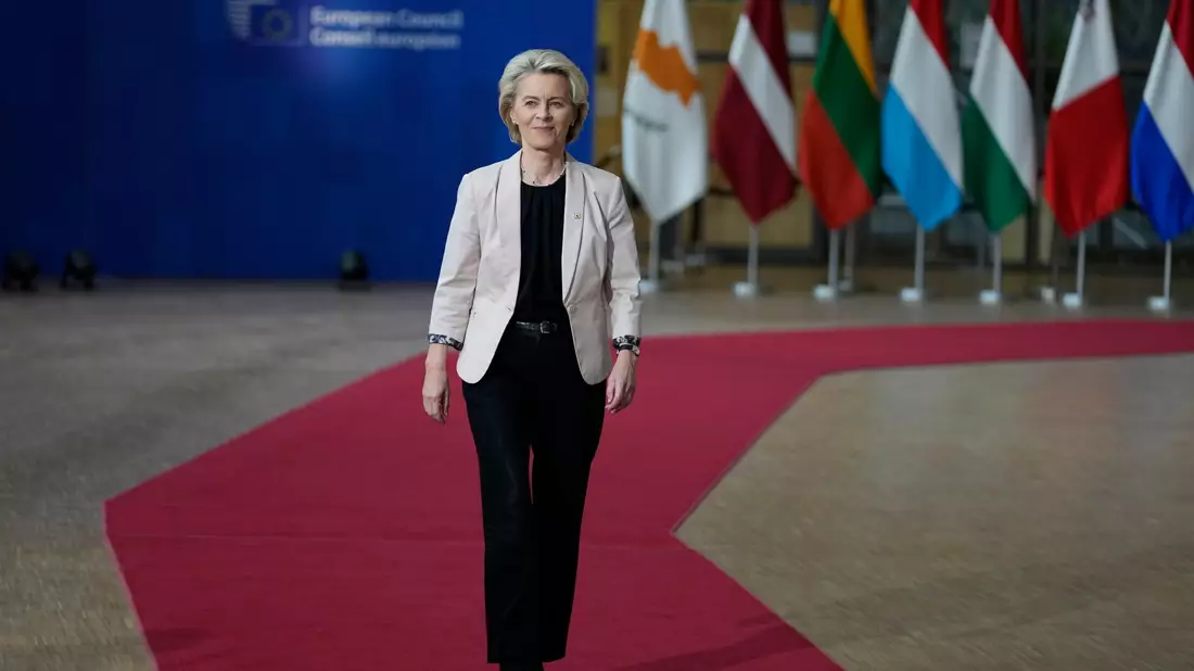 Ursula von der Leyen, Präsidentin der Europäischen Kommission, trifft zu einem EU-Gipfel im Gebäude des Europäischen Rates ein. - Bild: Virginia Mayo/AP/dpa
