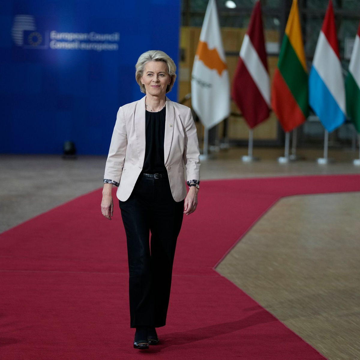 Ursula von der Leyen, Präsidentin der Europäischen Kommission, trifft zu einem EU-Gipfel im Gebäude des Europäischen Rates ein. - Foto: Virginia Mayo/AP/dpa