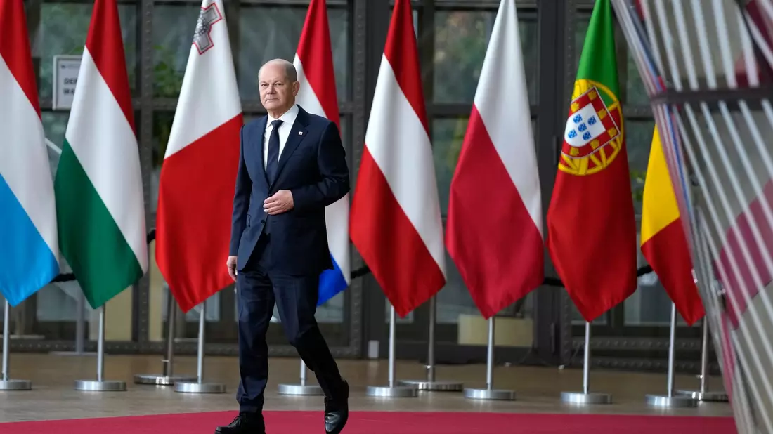Bundeskanzler  Olaf Scholz trifft zum EU-Gipfel ein. - Bild: Virginia Mayo/AP/dpa