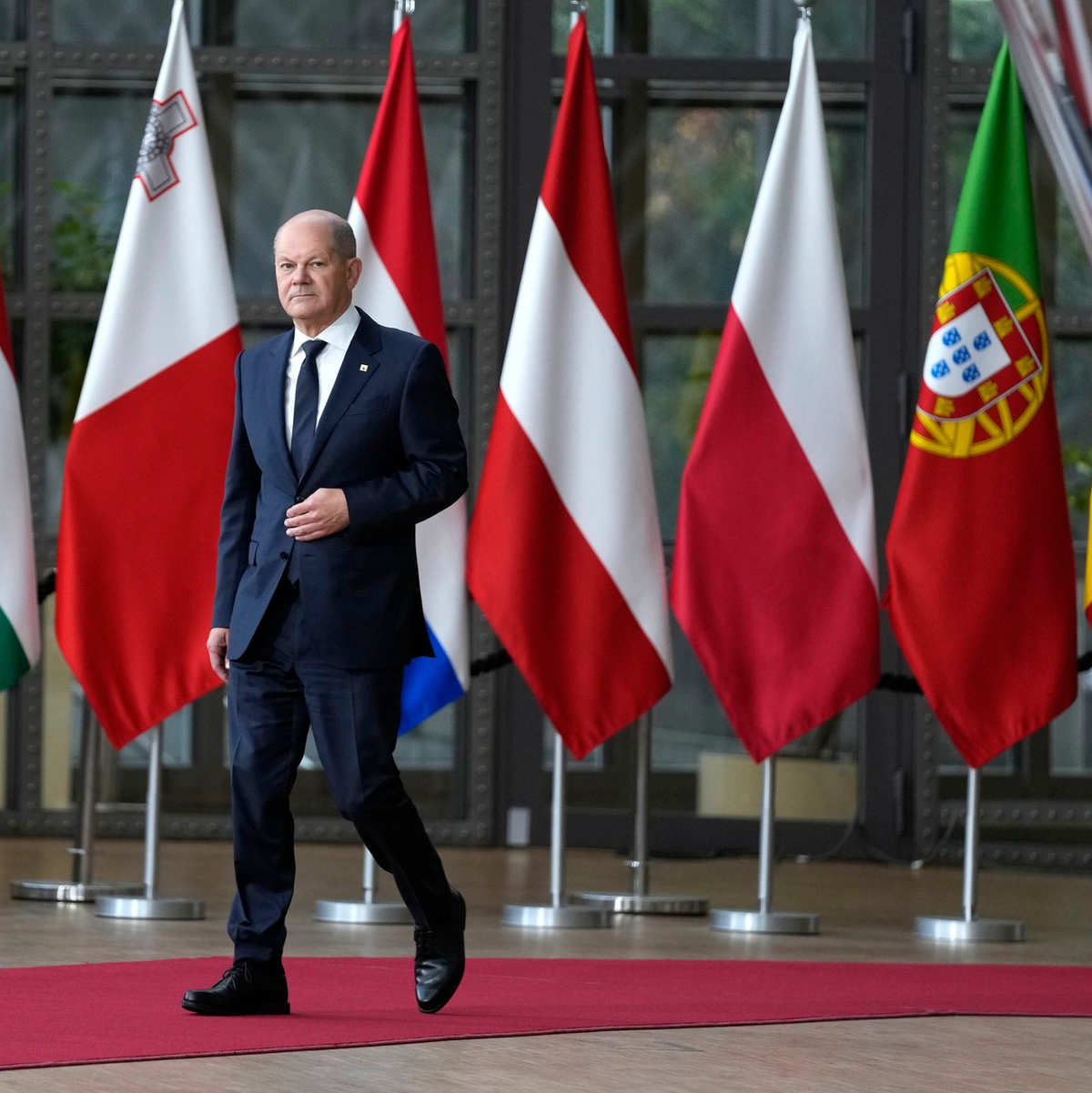 Bundeskanzler  Olaf Scholz trifft zum EU-Gipfel ein. - Foto: Virginia Mayo/AP/dpa