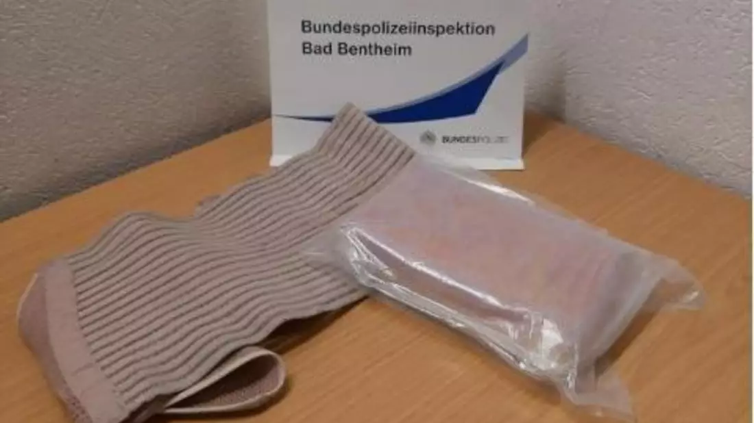 BPOL-BadBentheim: Drogen im Wert von 77.000 Euro um den Bauch gebunden/Drogenschmuggler in Untersuchungshaft - Bild: presseportal.de