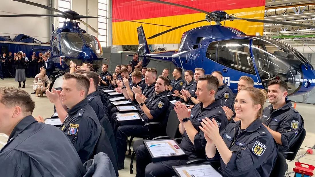 BPOLP Potsdam: Geschafft Lizenzübergabe an die Absolventen des 42. Ausbildungslehrgangs für Pilotinnen und Piloten - Bild: presseportal.de