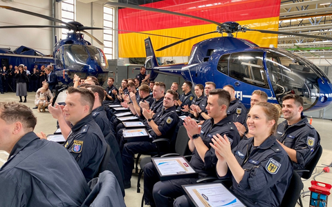 BPOLP Potsdam: Geschafft Lizenzübergabe an die Absolventen des 42. Ausbildungslehrgangs für Pilotinnen und Piloten - Foto: presseportal.de