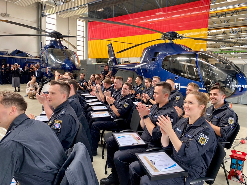 BPOLP Potsdam: Geschafft Lizenzübergabe an die Absolventen des 42. Ausbildungslehrgangs für Pilotinnen und Piloten - Foto: presseportal.de