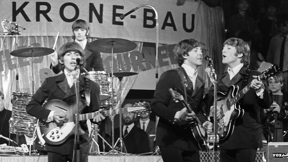 Die Beatles treten 1966 im Circus Krone-Bau auf. - Foto: Gerhard Rauchwetter/dpa