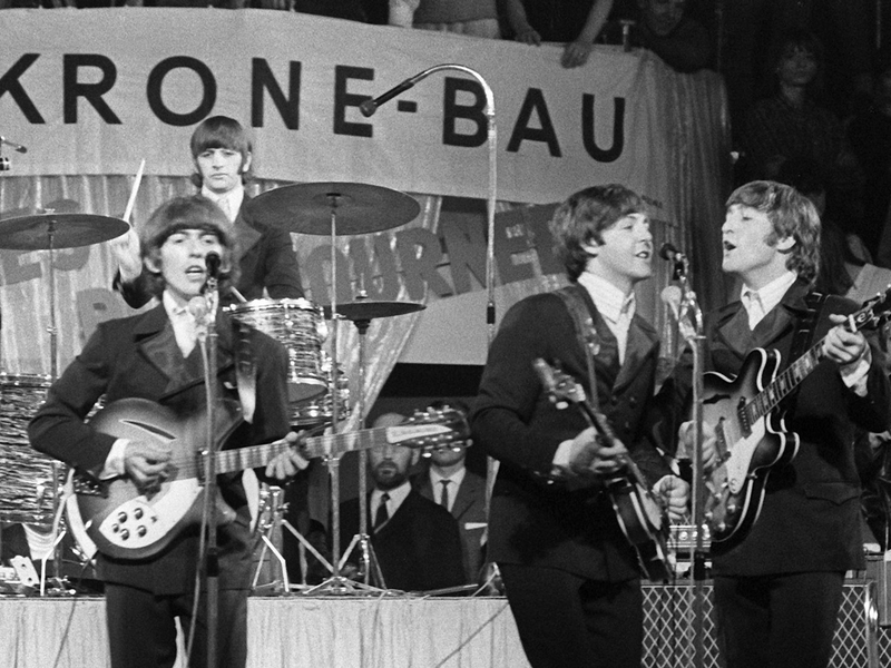 Die Beatles treten 1966 im Circus Krone-Bau auf. - Foto: Gerhard Rauchwetter/dpa