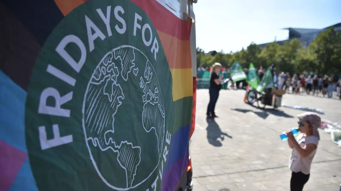 Die deutsche Gruppe von Fridays for Future (FFF) hat sich klar gegen israelfeindliche Äußerungen positioniert. - Bild: Simon Kremer/dpa