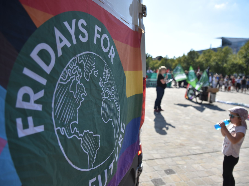 Die deutsche Gruppe von Fridays for Future (FFF) hat sich klar gegen israelfeindliche Äußerungen positioniert. - Foto: Simon Kremer/dpa