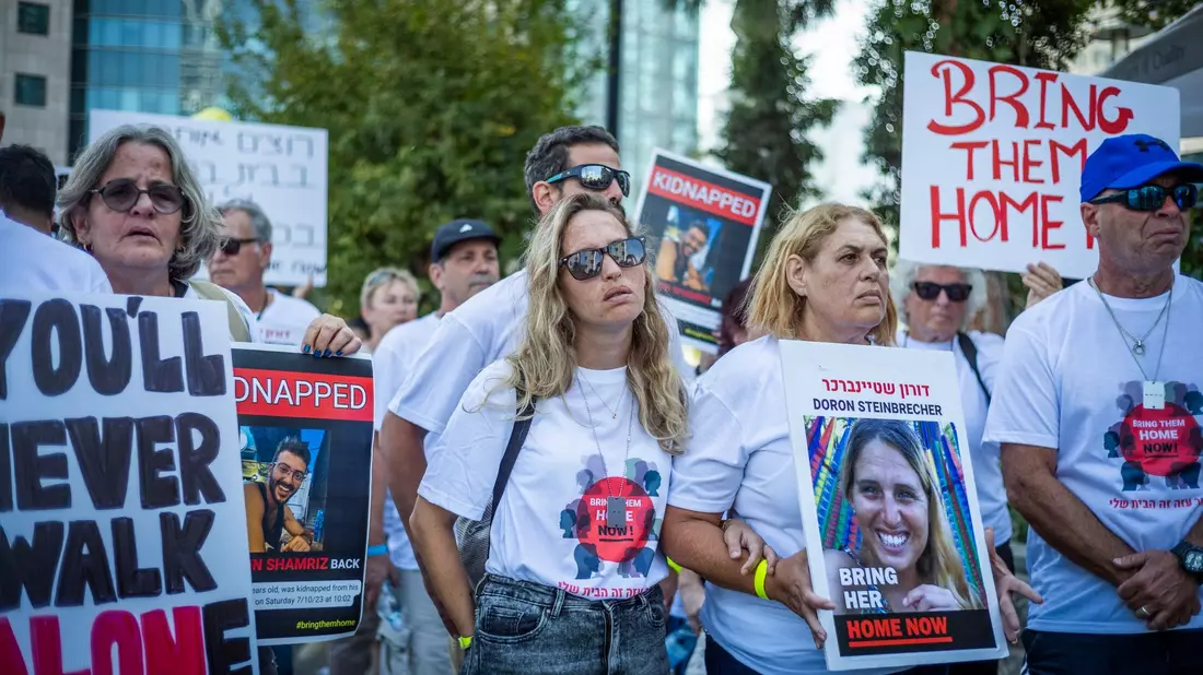 Einwohner von Kfar Azza halten während einer Demonstration Plakate von israelischen Geiseln, die von militanten palästinensischen Hamas-Kämpfern festgehalten werden. - Bild: Ilia Yefimovich/dpa