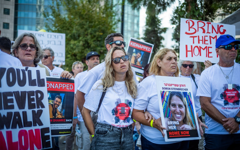 Angehörige und UnterstĂŒtzer von Geiseln wĂ€hrend einer Protestaktion in Tel Aviv. - Foto: Ilia Yefimovich/dpa Angehörige und UnterstĂŒtzer von Geiseln wĂ€hrend einer Protestaktion in Tel Aviv. - Foto: Ilia Yefimovich/dpa