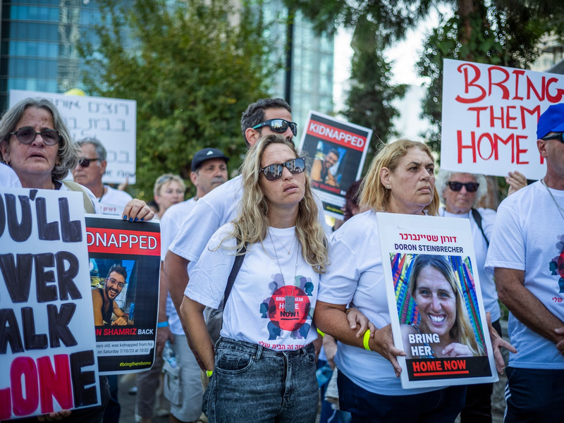 Angehörige und Unterstützer von Geiseln während einer Protestaktion in Tel Aviv. - Foto: Ilia Yefimovich/dpa