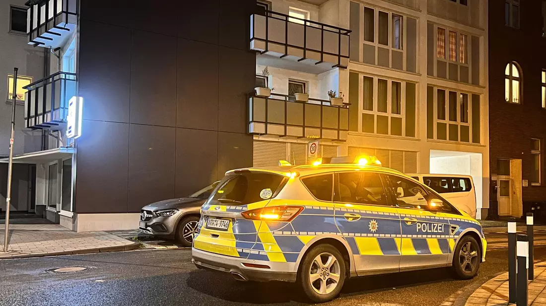 Die Polizei im Einsatz in einem Haus in Duisburg. - Bild: M. Weber/WTVnews UG Essen/dpa