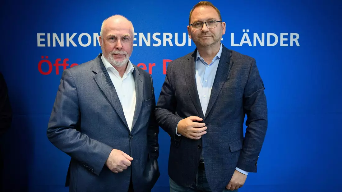 dbb-Bundesvorsitzender Ulrich Silberbach (l) und Verdi-Vorsitzender Frank Werneke hoffen bei den Tarifverhandlungen für den öffentlichen Dienst auf ein Angebot der Länder. - Bild: Bernd von Jutrczenka/dpa